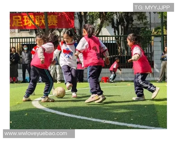 快乐的足球时光小朋友们在操场上尽情踢球的故事 快乐的足球时光小朋友们在操场上尽情踢球的故事