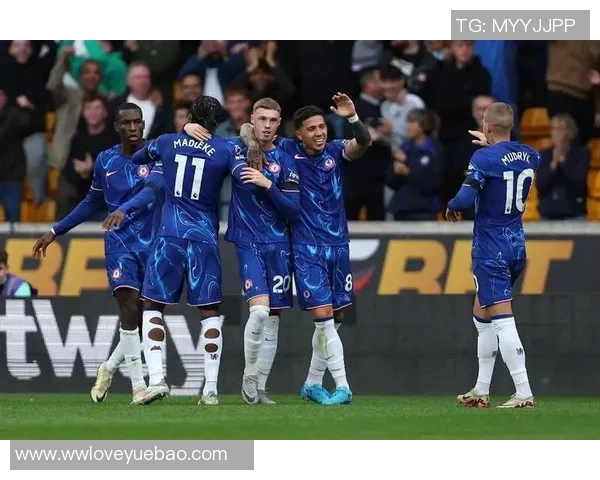 足球全视角：深入解析比赛背后的战术与球员表现的全方位视野