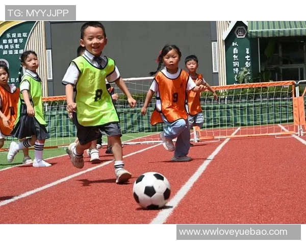 踢足球的卡通人物们在绿茵场上展开激烈对决的欢乐时光